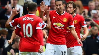 Robin van Persie celebra su gol con sus compañeros.
