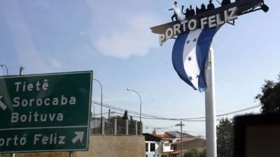 La bandera hondureña flamea en la entrada principal de Porto Feliz.