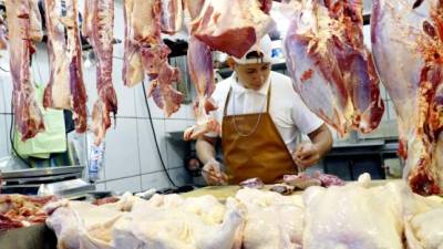 La carne de cerdo tampoco registra incrementos, aunque los vendedores temen que pueda haber desabastecimiento y producto del problema haya una alza la próxima semana. Fotos: Amílcar Izaguirre.