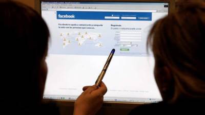 La firma espera que estas operaciones para purgar la red afecten a las páginas que reciban más de 10.000 anotaciones de 'me gusta' y que perderán hasta un máximo del 3 % de esas indicaciones. EFE/Archivo