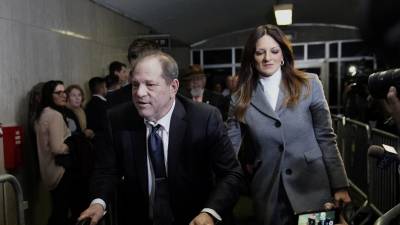Weinstein enfrentará un nuevo juicio tras un supuesto error del juez al permitir a varias mujeres testificar en el caso sin formar parte de la acusación.