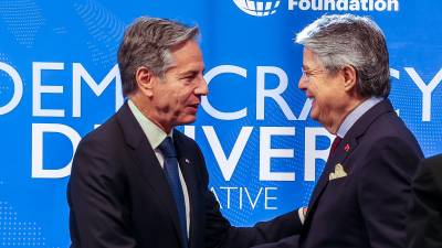 Secretario de Estado de los Estados Unidos, Antony Blinken, saluda al presidente de Ecuador, Guillermo Lasso, durante el evento “Democracy Delivers” en Nueva York.