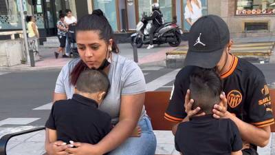 La pareja de hondureños vendieron sus bienes en Honduras y migraron hacia España con el objetivo de que su hijo reciba asistencia médica y mejore su calidad de vida.