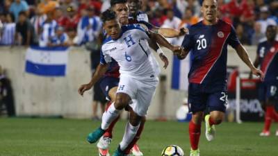 PFX06. Harrison (United States), 08/07/2017.- Honduras's midfielder Bryan Acosta (C) advances the ball against Costa Rica in their CONCACAF Gold Cup match at Red Bull Arena in Harrison, New Jersey, USA, 07 July 2017. (Estados Unidos) EFE/EPA/PETER FOLEY