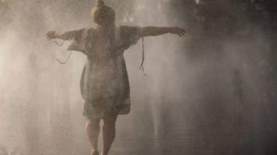 La gente se refresca en una fuente en el parque Madrid Río, ubicado en una ribera del río Manzanares en Madrid, España.