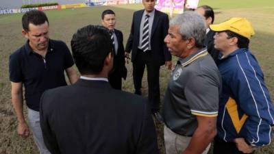 Héctor Castellón, dialogando con los árbitros y Javier Delgado, técnico del Real España.