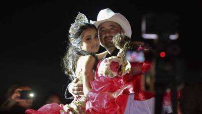 Aunque durante la celebración en el día a Rubí no se le vio sonreir, ya llegada la noche disfrutó bailar el vals junto a su padre y el show musical que disfrutaron unas 30 mil personas. Fotos: Reforma y AFP