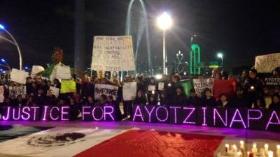 Cientos de mexicanos recordaron a los 43 jóvenes desaparecidos en Texas. Foto: Dallas Morning News.