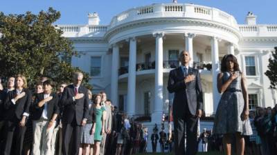 Obama y su esposa junto a los funcionarios de la Casa Blanca observaron un minuto de silencio por las víctimas.