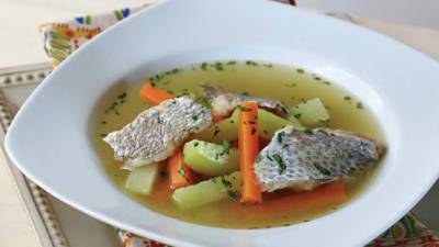 Espolvorear la sopa de pescado con perejil.