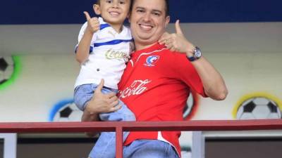 Este padre posa muy alegre con su hijo en un partido del Olimpia.