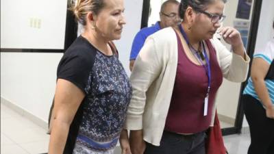 Teresa Muñoz, madre de las dos jóvenes asesinadas, a su llegada a los juzgados sampedranos.
