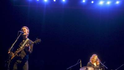 La percusionista Mimi Parker junto a su pareja, el cantante y guitarrista Alan Sparhawk, en un concierto ofrecido en Barcelona en 2010 durante el festival Primavera Sound.