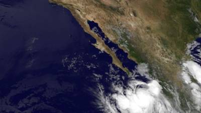 El huracán Norbert afecta las costas del pacífico mexicano, se prevé que aumente hoy a categoría 2.