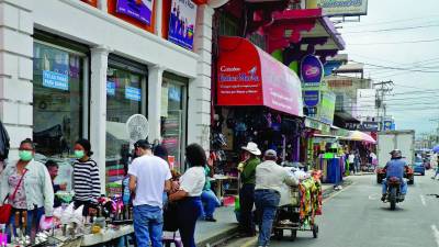 Comercios funcionaron como habitualmente lo hacen. Fotos: Amílcar Izaguirre y Andro Rodríguez