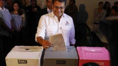 El presidente de Honduras, Juan Orlando Hernández, votó en Gracias, Lempira. Estuvo acompañado de sus hijos.