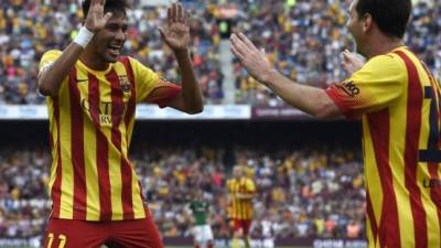 Neymar celebra junto a Lionel Messi uno de sus tantos.