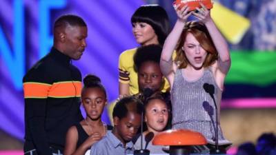 Emma Stone acepta su premio entregado por Jamie Foxx, Zendaya e invitados.