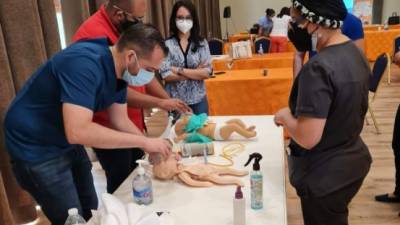 El personal que participó en el taller realizó simulaciones con muñecos de goma para volver la experiencia más real.