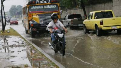 Pese a que la pasada administración instaló un colector en el sector de Calpules, las lluvias siguen inundando rápidamente las calles de la zona.