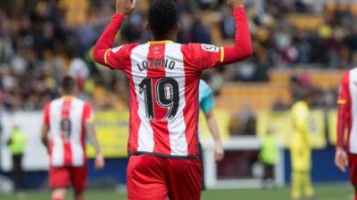 El jugador hondureño del Girona, Choco Lozano, celebra el gol que marcó para su equipo frente al Villarrreal, durante el partido de 27 jornada de LaLiga Santander que ambos equipos disputaron hoy en el estadio de La Cerámica. Agencia EFE/ Domenech Castelló