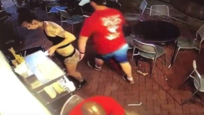 Emelia enfrentó a un hombre que la tocó sin su consentimiento mientras trabajaba en un restaurante de Georgia.