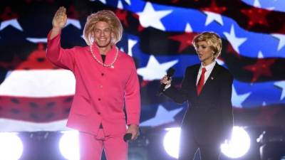 John Cena se visitó como Hillary Clinton y Victoria Justice como Donald Trump durante su presentación en los Teen Choice Awards 2016. ¿Qué te parece la parodia?