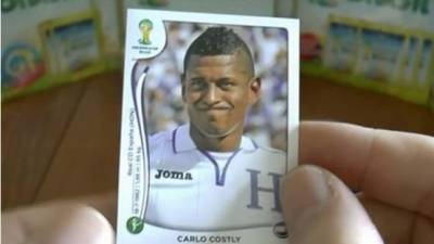 Carlo Costly es una leyenda', dijo el británico mientras giraba la imagen de Costly y da lectura a los datos informativos del artillero de la Selección de Honduras.