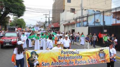 Portando camisas blancas y entonando cánticos católicos los feligreses recorrieron la tercera avenida.