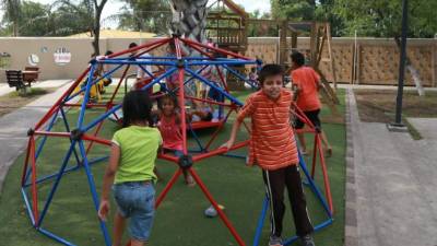 Niños disfrutan en el megaparque de la colonia Rivera Hernández.