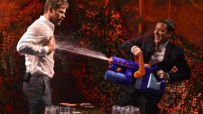 Chris Hemsworth y Jimmy Fallon terminaron empapados de agua.