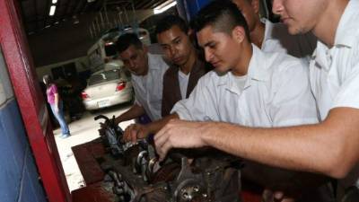 Los jóvenes usan lo aprendido para trabajar.