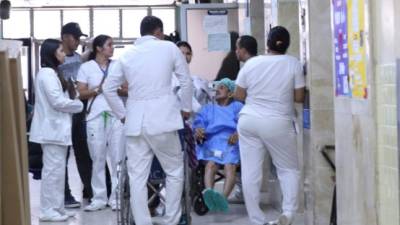 Un hombre es atendido en el Hospital Escuela Universitario (HEU).
