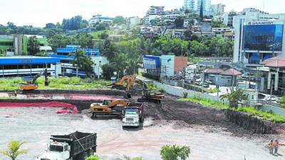 Finalmente estÃ¡ en marcha la construcciÃ³n del Centro CÃ­vico Gubernamental (CCG) que albergarÃ¡ a unos 10 milempleados pÃºblicos de 40 instituciones del Estado que actualmente alquilan local. Ayer el presidente JuanOrlando HernÃ¡ndez dio por iniciados los trabajos de construcciÃ³n del proyecto despuÃ©s de varios impasses por los permisos y licencias requeridas para ejecutar la obra