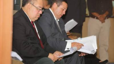 Antes de ingresar a la audiencia, los abogados de Bonilla estudiaron la acusación.