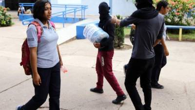 Los supuestos estudiantes, miembros del MEU, pasan encapuchados las tardes en la Unah.