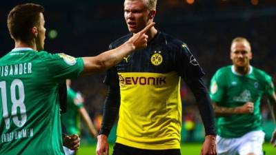 El delantero noruego de Dortmund, Erling Braut Haaland, habla con el defensor finlandés de Bremen Niklas Moisander (L) durante la ronda de 16 partidos de fútbol de la Copa de Alemania (DFB Pokal) Werder Bremen v Dortmund en Bremen, norte de Alemania, el 4 de febrero de 2020.