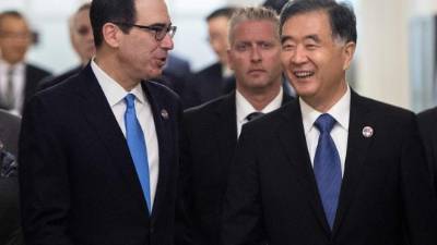 El secretario de Tesoro de EEUU, Steven Mnuchin, junto al vicepromer ministro chino Wang Yang, durante un encuentro protagonizado en julio de 2017.