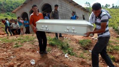 Familiares velaron los restos de su pequeño angelito en la iglesia evangélica de la colonia Los Pinos.