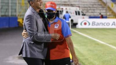 Diego Vázquez y Pedro Troglio se dieron un efusivo saludo previo al pitazo inicial del clásico capitalino.