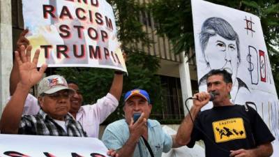 Un grupo de activistas proinmigrantes realizó una protesta contra Trump durante un acto de campaña del magnate en Iowa.