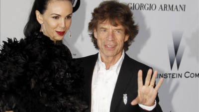 La diseñadora L'Wren Scott y Mick Jagger.
