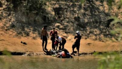Agentes de la Patrulla Fronteriza brindaron los primeros auxilios al bebé a orillas del río Bravo./CBP.