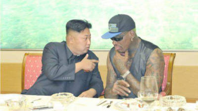 El exjugador de estadounidense de la NBA Dennis Rodman junto a Kim Jong.