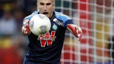 France's goalkeeper Steve Mandanda (R) slides to save the ball from Denmark's midfielder Christian Eriksen (L) during the Russia 2018 World Cup Group C football match between Denmark and France at the Luzhniki Stadium in Moscow on June 26, 2018. / AFP PHOTO / YURI CORTEZ / RESTRICTED TO EDITORIAL USE - NO MOBILE PUSH ALERTS/DOWNLOADS