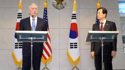 El consejero de seguridad nacional Kim Kwan-jin y el secretario de Defensa de EUA James Mattis participan en una rueda de prensa tras su reunión en la sede del ministerio de Defensa en Seúl, Corea del Sur. EFE