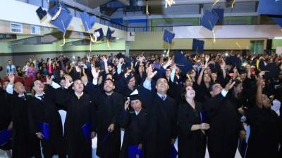 Los ahora profesionales universitarios tirando su birrete. Fotos: Amílcar Izaguirre