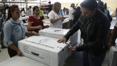 Personal del TSE en la labor de embalaje.