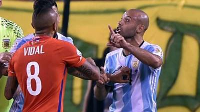 Javier Mascherano discute con Arturo Vidal durante la final Argentina-Chile. Foto AFP