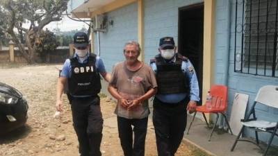 La policía informó que supuestamente el detenido jugaba con la menor para luego abusar de la pequeña.